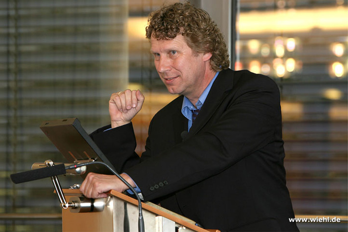 Professor Dr. Bernd Raffelhschen
