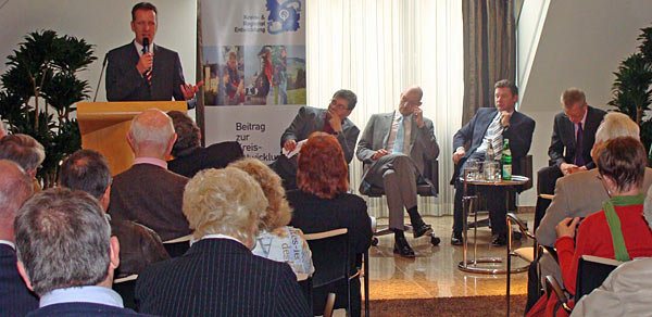 Rege Diskussion zwischen Vertretern des Demographie-Forums und Publikum ber Kinderbetreuung, Wohnformen und Mobilitt im Alter. (Foto: OBK)