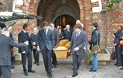 Wegen berfllung der Kirche St. Corneille mussten viele Trauergste auf dem Kirchenvorplatz ausharren
