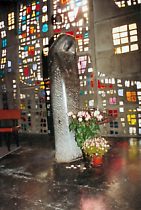 Die Die Heilige Therese vor den wunderschönen Buntglasfenstern