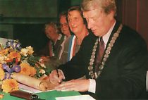 D. Houdry, M. Stitz, Hems Bürgermeisterin M. Massart und der damalige Bürgermeister W. Bergerhoff (v.l.) bei der Unterzeichnung des Partnerschaftsvertrages