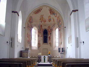 Innenansicht der Kirche mit mittelalterlichen Wandmalereien