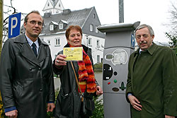 Irene Bernecker aus Wiehl-Hübender erhielt als erste Kundin öffentlich den Jahresparkausweis überreicht.