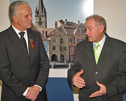 Der bayerische Innenminister Dr. Gnther Beckstein (rechts) berreichte das Verdienstkreuz am Bande des Verdienstordens der Bundesrepublik Deutschland an den Wiehler Volker Drr