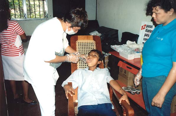 Dr. Melida Luna benutzt in den Drfern einen selbstgebauten Zahnarztstuhl