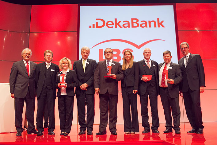 Michael Deisen (2. v. r.) und Sparkassendirektor Manfred Bsinghaus (3. v.
r.) von der Sparkasse Wiehl erhalten den LBS-Sonderpreis