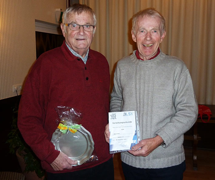 Von links: Detlef Steffen (50 Jahre im Verein) verlieh zum letzten Mal das Bayerische Sport-Leistungs-Abzeichen an Otto Kuck