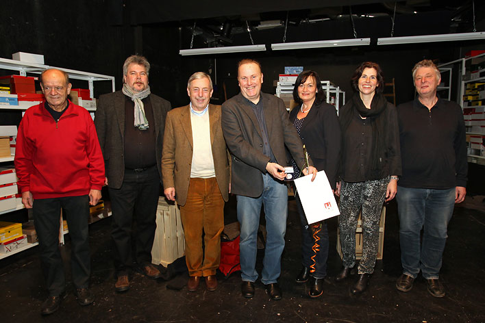 Bürgermeister Becker-Blonigen (3. von links) mit dem Vorstand des Schau-Spiel-Studios