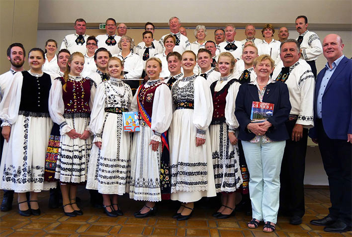 Gruppenfoto der "Transylvania Hofbru Band" und der "Transylvania Dance Group" im Gemeindehaus Drabenderhhe