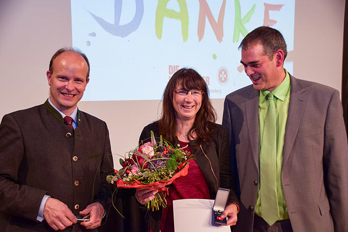 Silke Frster erhielt das Ehrenzeichen aus der Hand der Regionalvorstnde Steffen
Lengsfeld (re.) und Dr. Malte Probst-von Mffling. Foto: Johanniter/Sabine Eisenhauer