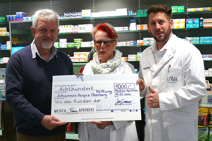 Von Jan Simons (rechts) und Diana Ising (PTA Medica-Apotheke) nahm Harald Herhaus (Stiftungsberater Stiftung Hospiz) den auf 1.000 Euro aufgerundeten symbolischen Spendenscheck entgegen.