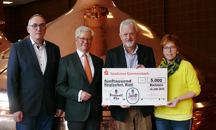 Von links: Udo Hlsmann, Dr. Axel Haas (Erzquell Brauerei Bielstein), Harald Herhaus (Johannes-Hospiz Oberberg Stiftung), Anette Potthof (Kindertrauergruppe Malteser)
