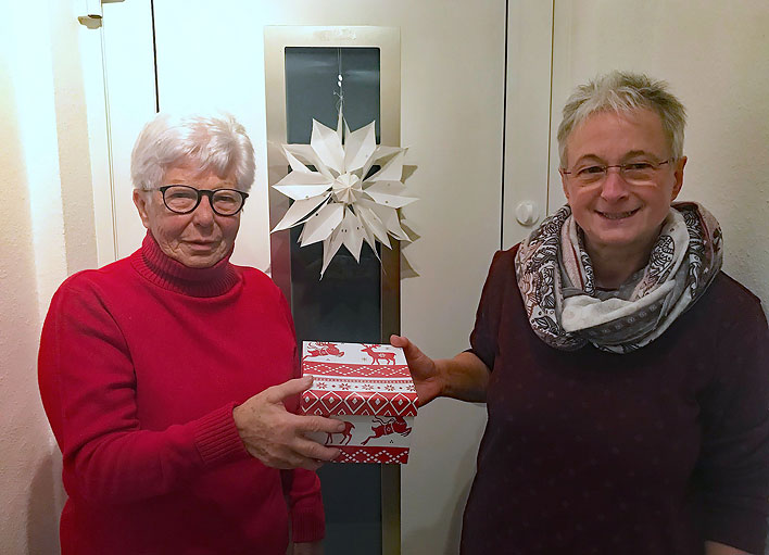 Edith Koester (links) und Petra Seinsche lieen dem Haus Arche Noah ihre Spende in einer weihnachtlichen Kiste zukommen, statt sie wie sonst blich bei einem Kaffeetrinken zu berreichen. Fotos: privat