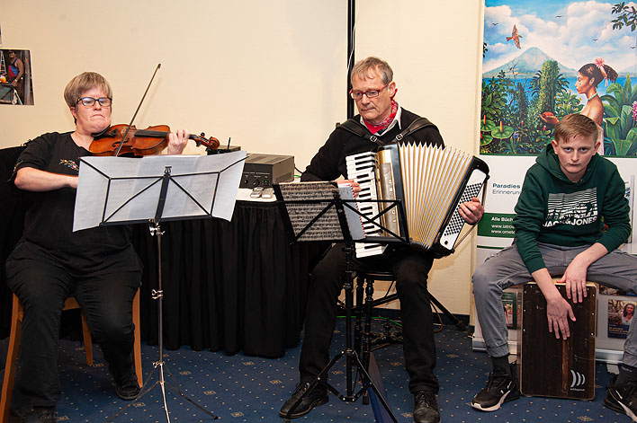 Der Abend war musikalisch umrahmt von Heike Skorczyk (Violine), Martin Schulte (Akkordeon) und seinem 15-jhrigen Sohn Carl – August (Cajon)