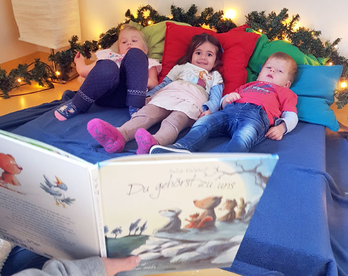 Kinder der stdtischen Kita FarbenFroh lieen sich mit Freude vorlesen. Foto: Silvia Kchemann