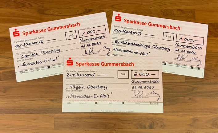 Schecks fr „4.000 Euro Klicken & Helfen“ - Foto: Wolfgang Abegg