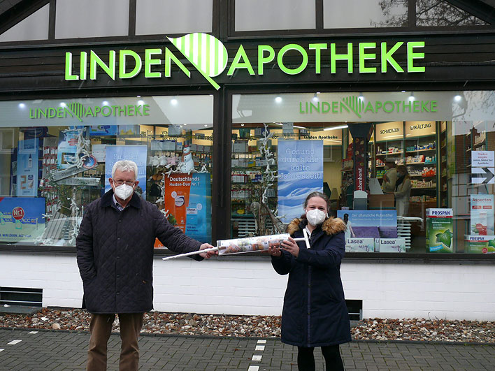 Harald Herhaus (Stiftungsmitarbeiter) und Zeykiye Aktas (Inhaberin Linden-Apotheke)
