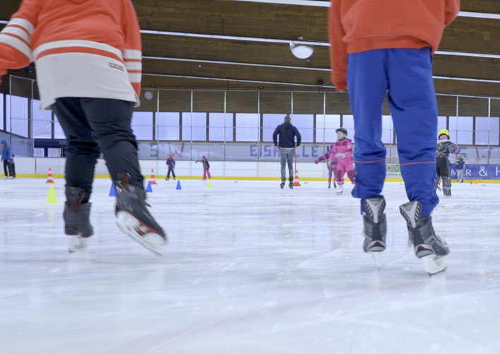 In den Ferien bentigen auch Schlerinnen und Schler einen negativen Schnelltest fr einen Besuch in der Eissporthalle. Foto: FSW