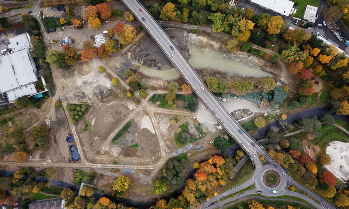Die Aufnahme aus der Luft zeigt den Umfang der Erdarbeiten, die zur Umgestaltung des Wiehlparks ntig sind. Drohnenbild: Stadt Wiehl