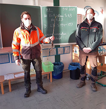 Der städtische Gärtnermeister Felix Buchen (l.) und Revierförster Michael Cescotti erklärten den Kindern Wissenswertes über die Baumhasel.