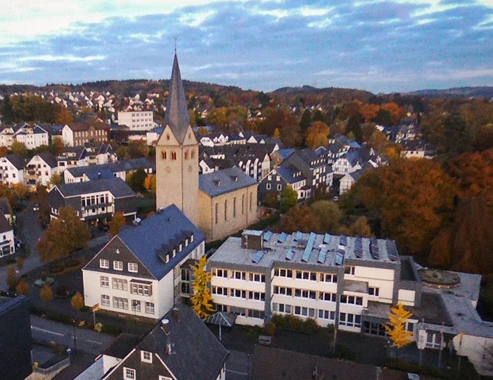 Rathaus und Kirche der Stadt Wiehl. Foto: Günther Melzer