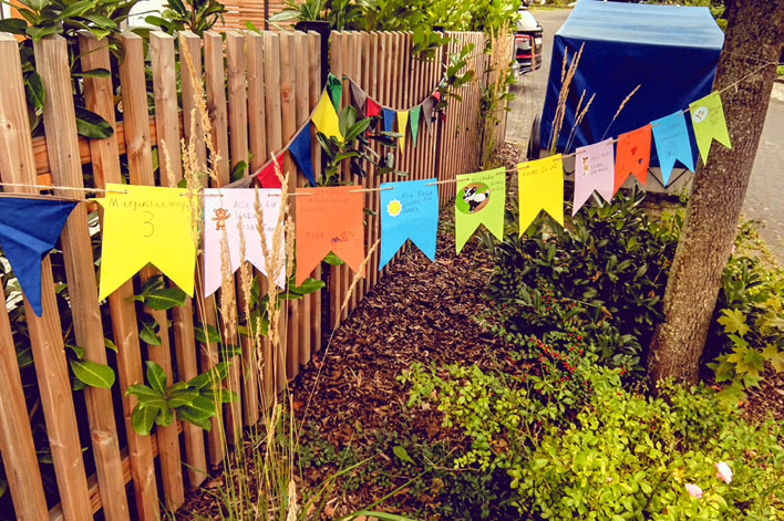 Selbst Gartenzune waren zum Weltkindertag mit bunten Wimpelketten geschmckt. Fotos: Stadt Wiehl