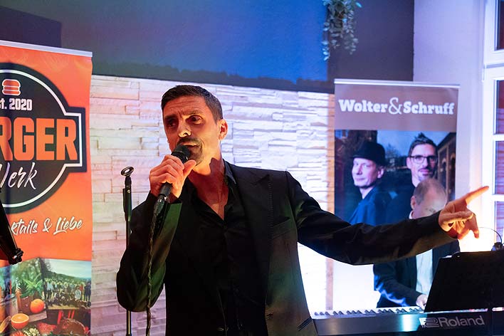 Zwei Herren – Eddie Leo Schruff und Henning Wolter – boten ein mitreiendes Konzert mit Stimme und Klavier im „Burgerwerk“.