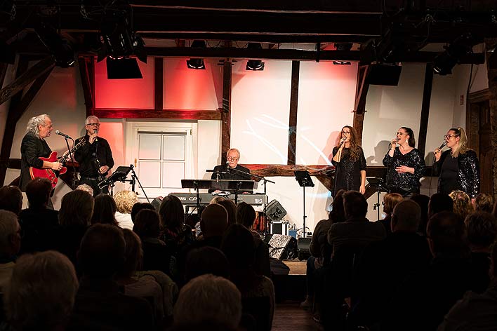 Ein schner Abschluss des Kulturkreis-Herbstprogrammes und ein wunderbares Konzert mit dem Gospel-Ensemble „Helmut Jost & friends“. Fotos: Vera Marzinski