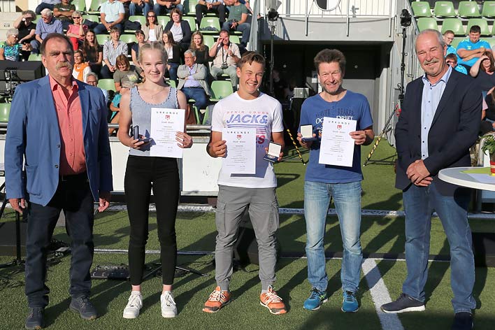 Vizebürgermeister Udo Kolpe (l.) und Sportausschuss-Vorsitzender Udo Dabringhausen (r.) ehrten die Leichtathletik-Aktiven Antonia Jakobs, Donovan Klaas und Detlef Jahner (v. l.).