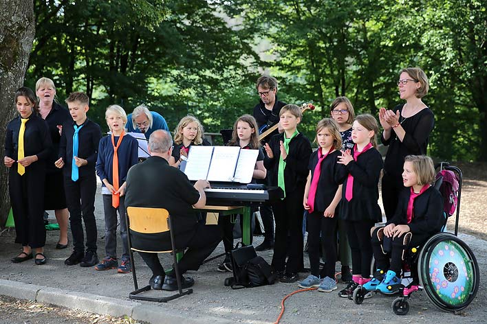 Lieferten musikalische Unterstützung für die Kinder: Chorakademie und Band der Musikschule.