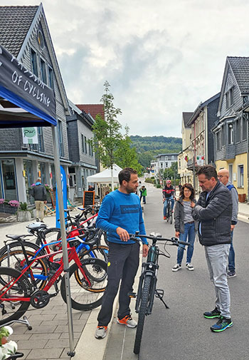 Brgermeister Ulrich Stcker informierte sich ber die neuesten E-Bikes.