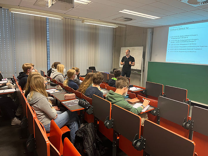 Schülerinnen und Schüler des DBG erlebten zwei Tage lang Forschung live auf dem Campus Gummersbach der TH Köln. Foto: DBG