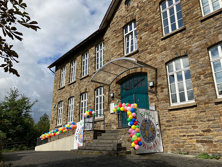 Zum Weltkindertag am 20. September zeigte sich das Wiehler Jugendamt bunt geschmückt. Foto: Sabine Jöns
