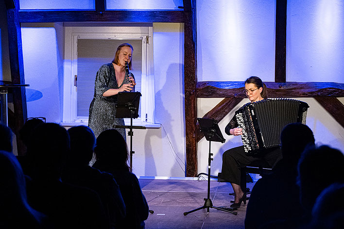 Paula Breland (Klarinette) und Anna-Katharina Schau (Akkordeon) spielen seit 2016 zusammen und sind fasziniert vom Zusammenklang der beiden Instrumente. Foto: Vera Marzinski