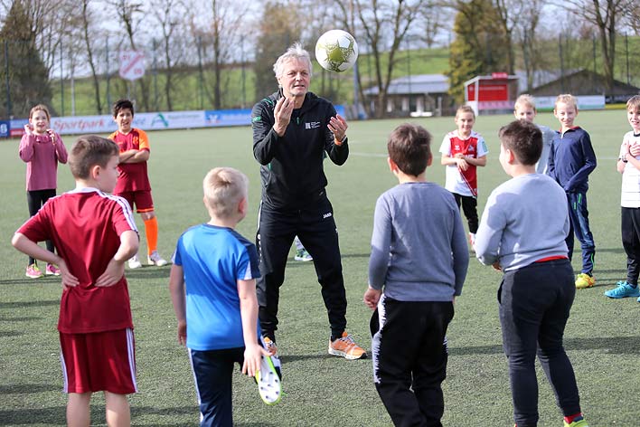 Mit den Kindern am Ball: Marcel Witeczek, früher Profi u. a. bei Bayern München und Borussia Mönchengladbach.