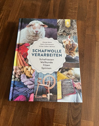 Autorin Ulrike Claßen-Büttner stellt in der Stadtbücherei ihr Buch „Schafwolle verarbeiten“ vor. Foto: Stadt Wiehl