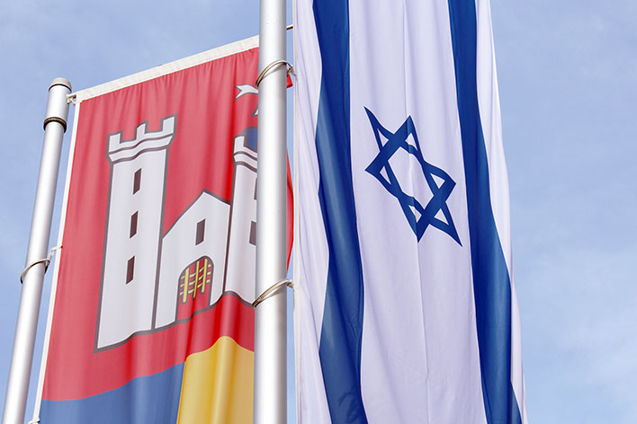 Die israelische Flagge und die der Stadt Wiehl wehen seit gestern nebeneinander vor dem Wiehler Rathaus. Foto: Stadt Wiehl