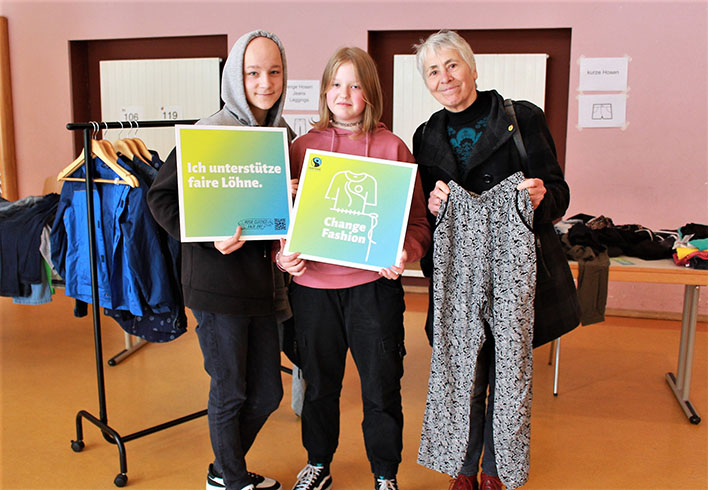 Zu Gast bei der Kleidertauschbörse war auch Barbara Degener, Mitglied der Fairtrade-Steuerungsgruppe der Stadt Wiehl und stellvertretende Bürgermeisterin. Foto: Hugo-Kükelhaus-Schule