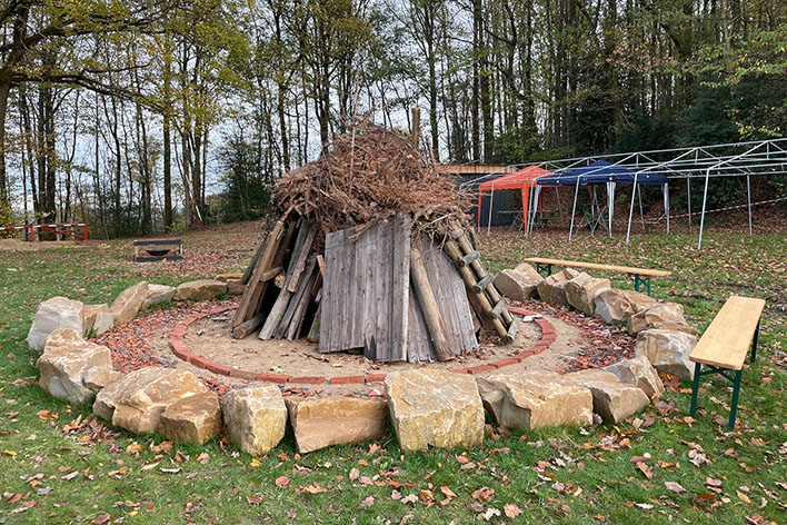 Diese Feuerstelle ist neuer Mittelpunkt des Dorfplatzes in Gummersbach-Lobscheid und wurde ebenfalls mit Geldern aus der Förderrichtlinie Oberbergische Dörfer finanziert. Foto: OBK