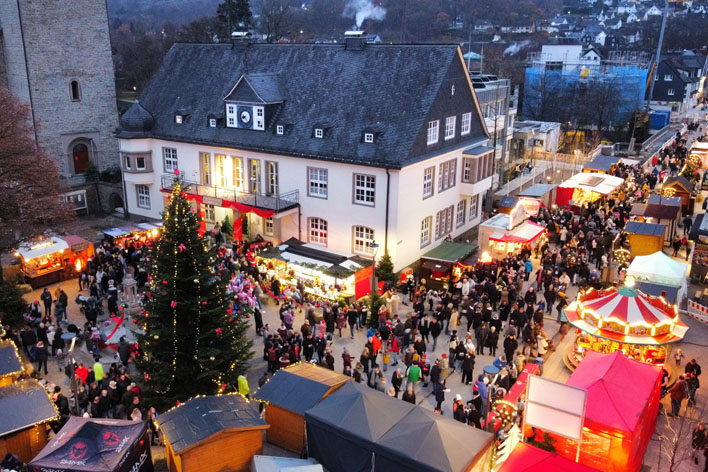 Weihnachtliche Atmosphäre im Zentrum verbreitet der Wiehler Weihnachtsmarkt. Archivfoto: Christian Melzer