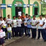 Fotos, Malstifte und Bilder von Wiehler Schlern an Kinder der Schule "La Esperanza" auf der Insel Ometepe bergeben